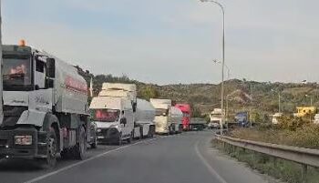 Bllokohet autostrada, trafik kilometrik në aksin Vorë–Maminas