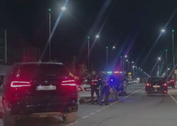 Përplasen 2 makina pranë spitalit Memorial në Fier, 2 persona përfundojnë në spital