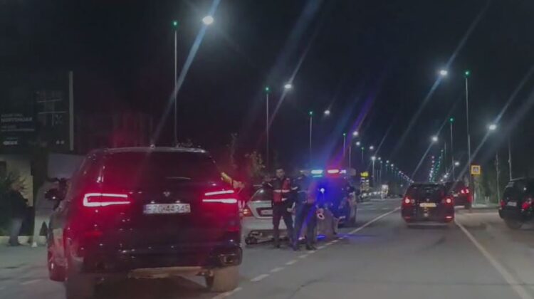 Përplasen 2 makina pranë spitalit Memorial në Fier, 2 persona përfundojnë në spital