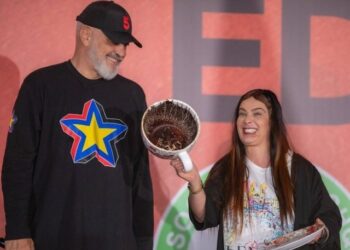 U vetëshpall kandidate e pavarur për Tepelenën, aktorja Disha i lexonte filxhanin Ramës: Do marrësh 78 mandate