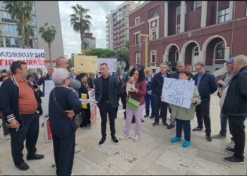 Protestë në Durrës/ Banorët e qendrës historike kundër shpronësimeve dhe shembjes së banesave