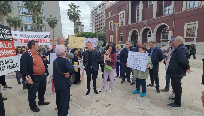 Protestë në Durrës/ Banorët e qendrës historike kundër shpronësimeve dhe shembjes së banesave