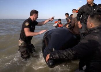 BBC: Franca tërhiqet nga angazhimi për të ndaluar gomonet me emigrantë në Kanalin Anglez