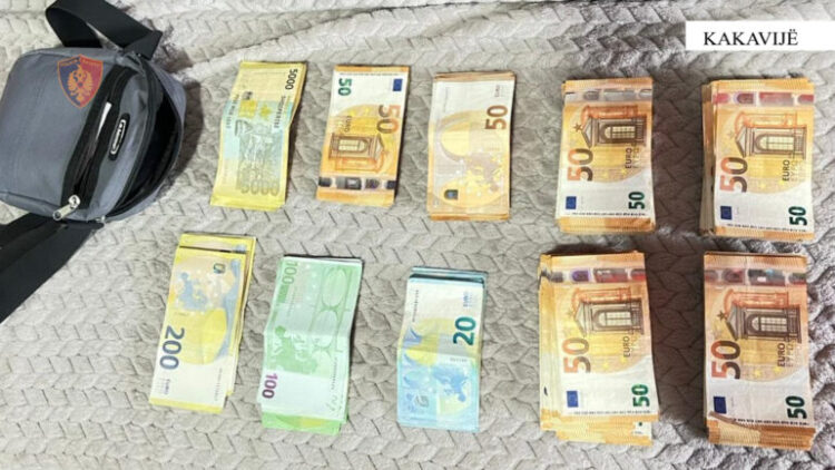 Nuk deklaroi mbi 20 mijë euro që kishte me vete, procedohet 51-vjeçari në Kakavijë