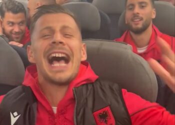 VIDEO/ Fitorja historike në Serbi, Kombëtarja kthehet në shtëpi duke kënduar këngën për Adem Jasharin