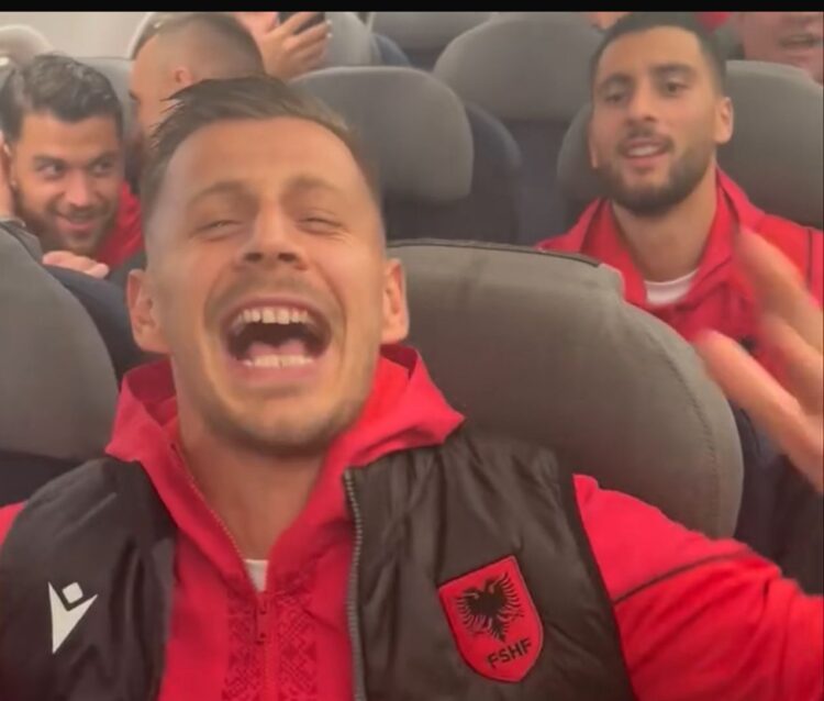 VIDEO/ Fitorja historike në Serbi, Kombëtarja kthehet në shtëpi duke kënduar këngën për Adem Jasharin