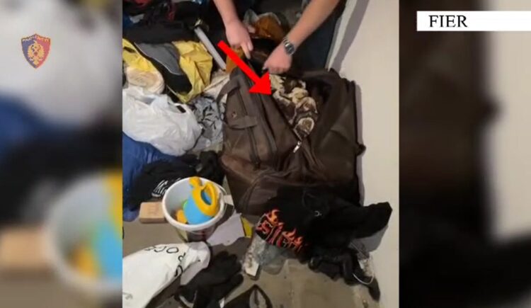 Fier/Zbulohet një bazë kriminale në lagjen “Kastriot”, ku mbahej arsenal armësh, me qëllim shitjen te kontigjenti kriminal (VIDEO)