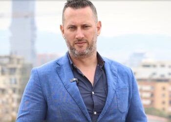 Florjan Binaj nis fushatën në Tiranë, qindra qytetarë e ndalojnë për ta përshëndetur (Video)