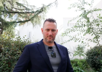 Washington Post shkruan për Florian Binajn: Një komedian që mund të ndryshojë politikën shqiptare