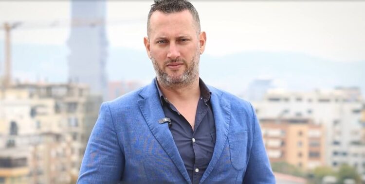 Florjan Binaj nis fushatën në Tiranë, qindra qytetarë e ndalojnë për ta përshëndetur (Video)