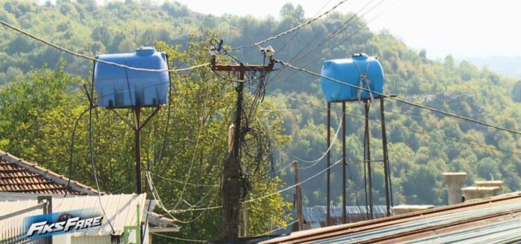 Fshati Topojan në Bulqizë pa ujë dhe me drita të dobëta. Banorët jetojnë mes bretkosave dhe shpresës