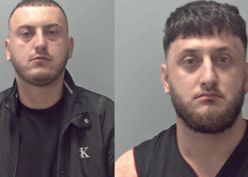 Angli/ Dy shqiptarë shisnin kokainë nga ruloja e marrë me qira