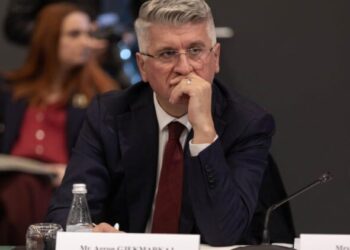 Gjekmarkaj akuza Peleshit: Po silleni si edukatorë, për 6 muaj do të të heqin karrigen e kryetarit