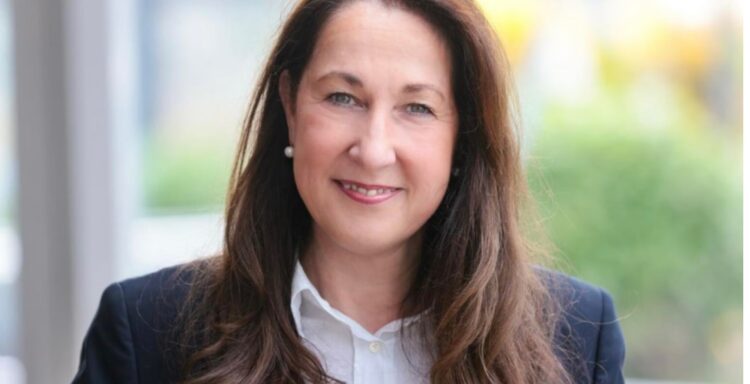 Iris Stalzer, kryetarja e sapozgjedhur e bashkisë në Herdecke, Gjermani, gjendet e plagosur rëndë