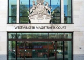 “‘Të gjithë me prindër të sëmurë’ – Gjykatësi britanik ironizon shqiptarët që përdorin të njëjtin skenar”