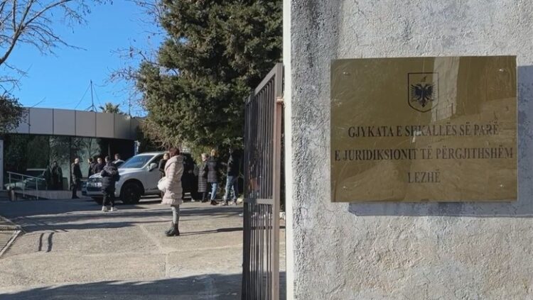 Arrest në sallën e gjyqit: Çifti akuzohet për dëshmi të rreme në çështje vrasjeje të vitit 1997