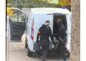 Francë/ U maskuan si oficerë policie, banda e “skifterëve” grabit punishten e arit në Lyon