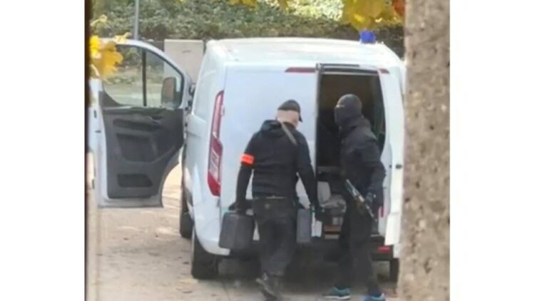 Francë/ U maskuan si oficerë policie, banda e “skifterëve” grabit punishten e arit në Lyon