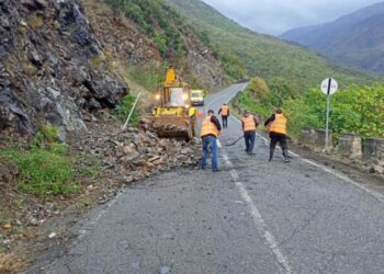 Rrëshqitje gurësh në rrugën nacionale Burrel–Skuraj, problem me qarkullimin e mjeteve