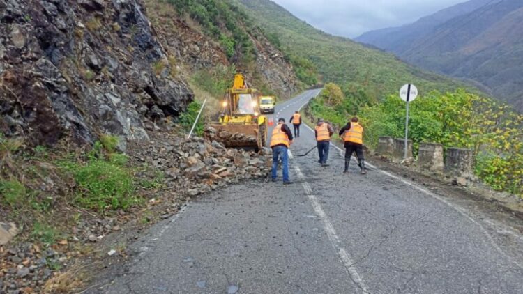 Rrëshqitje gurësh në rrugën nacionale Burrel–Skuraj, problem me qarkullimin e mjeteve