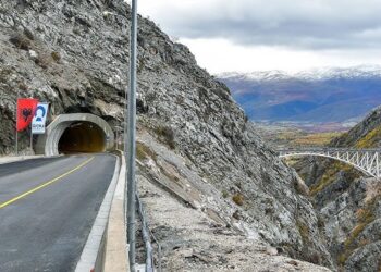 Punime pa cilësi tek Rruga e Arbrit nga “Gjoka Konstruksion”, asfalti deformohet në afërsi të tunelit të Murrizit