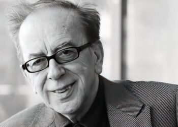 Parisi nderon Ismail Kadarenë, pllakë përkujtimore për kolosin e letrave shqipe në zemër të qytetit