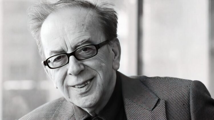 Parisi nderon Ismail Kadarenë, pllakë përkujtimore për kolosin e letrave shqipe në zemër të qytetit