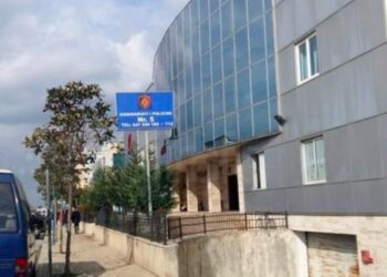 Polici i Kamzës kërcënon me armën e shërbimit disa persona, nis hetimi