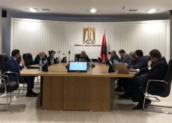 “Nuk jep kontribut, por merr pagë” – përplasje në KLP për statusin e Prokurorit Çardaku