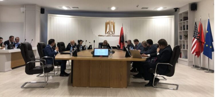 “Nuk jep kontribut, por merr pagë” – përplasje në KLP për statusin e Prokurorit Çardaku