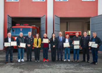 Zjarrfikësit presin paga, Ministrja Koçiu në takimin në Durrës premton vëmendje