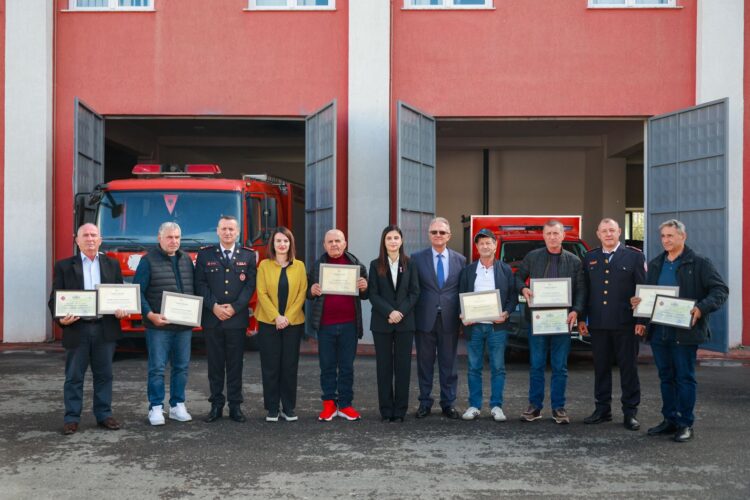 Zjarrfikësit presin paga, Ministrja Koçiu në takimin në Durrës premton vëmendje
