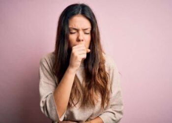 Rritje e rasteve me grip për shkak të motit të ftohtë – Mjekët këshillojnë kujdes dhe trajtim natyral për kollën