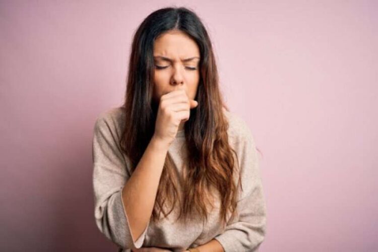 Rritje e rasteve me grip për shkak të motit të ftohtë – Mjekët këshillojnë kujdes dhe trajtim natyral për kollën