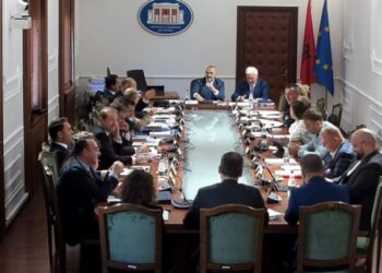 “Aman ku është kryeministri ta puth njëherë”, Manja i përgjigjet Korreshit: Ti nuk e arrin dot