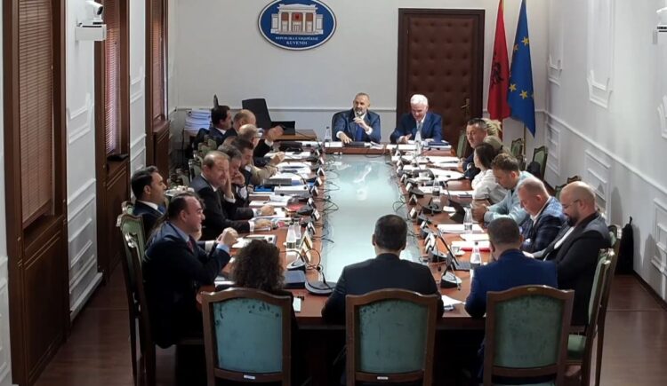 “Aman ku është kryeministri ta puth njëherë”, Manja i përgjigjet Korreshit: Ti nuk e arrin dot