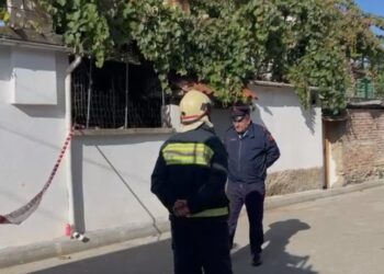 Zjarr në një banesë të Maliqit! Ndërron jetë nëna dhe djali 14-vjeçar, fëmija tjetër në gjendje të rëndë