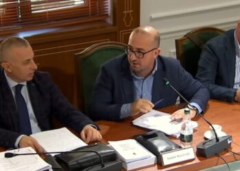Deputeti i PD pyet Komisoneren e Mbikëqyrjes së Shërbimit Civi: A ka ndonjë demokrat në administratë?