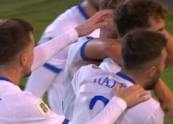 Suedi-Kosovë/ Ekipi dardan kalon në avantazh, shpërthejnë fishekzjarret (Video)