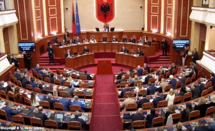 Opozita kërkoi shkarkimin e Niko Peleshit si kryetar Kuvendi, mazhoranca e rrëzon