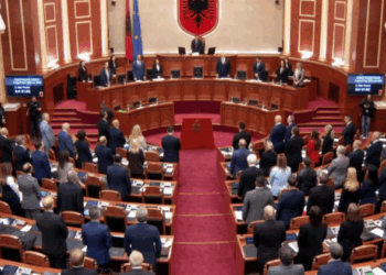 Nis seanca plenare, kuvendi mban një minutë heshtje për gjyqtarin Kalaja