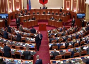 Tensioni në Kuvend, shtyhet ngritja e komisioneve të Reformës Zgjedhore dhe Territoriale