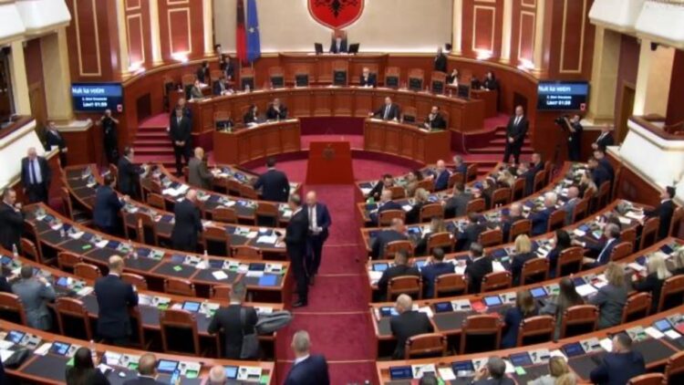 Tensioni në Kuvend, shtyhet ngritja e komisioneve të Reformës Zgjedhore dhe Territoriale