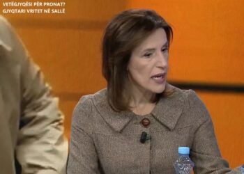 “Elvisi mbushi armën teksa lexohej vendimi, qëlloi 3 herë ndaj gjyqtarit! I drejtoi pistoletën dhe sekretares”