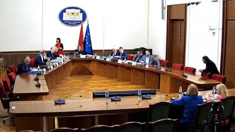 Debate në Këshillin e Legjislacionit: PD akuzon Peleshin për njëanshmëri, kërkon shkarkimin. PS: Ndalni kaosin