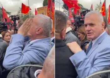 (VIDEO)“Kush po e rr*an për urdhërat” – Leskaj thyen PD-në dhe del në mbështetje të UÇK në Tiranë