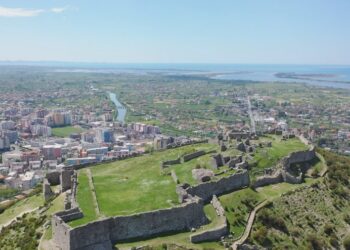 Tjetërsim i pronave në zonën e Lezhës! Lëshohen 10 urdhër arreste, mes tyre zyrtarë dhe policë