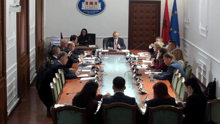 Avokati i Popullit, nis nga e para: Mazhoranca shpall vakancën pa opozitën