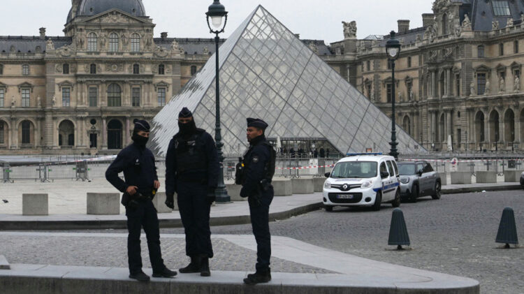 FOTO/ Grabitja në Luvër, këto janë 7 bizhuteritë e vjedhura. Mes tyre, një karficë prej 6,7 milionë eurosh
