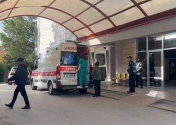 Zjarri tragjik në Maliq, vajza 6-vjeçare transportohet në Tiranë për ndihmë mjekësore